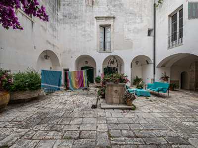 Proseguiamo ora il nostro viaggio nel cuore di Palazzo Marchesale. La nostra guida ci conduce prima di tutto nel cortile interno articolato intorno a un pozzo centrale in pietra